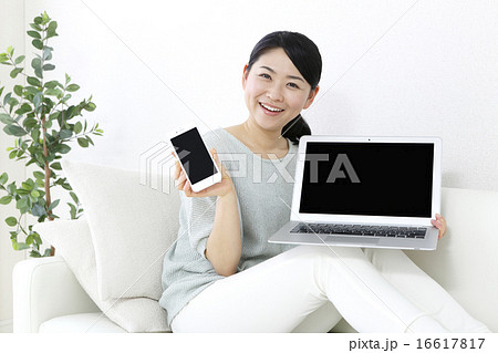 ノートPCの画面を見せる女性 　　　　　  16617817