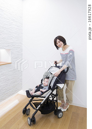 ベビーカーに乗っている赤ちゃんとお母さん ベビーカーに乗っている赤ちゃんとお母さん 16617928