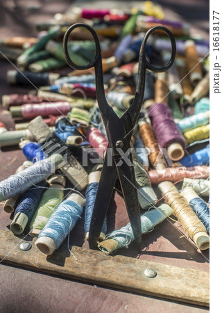 Sewing thread and scissors 16618177