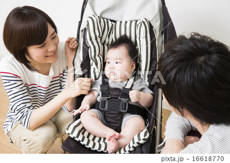 ベビーカーに乗る赤ちゃんとパパとママ ベビーカーに乗る赤ちゃんとパパとママ 16618770
