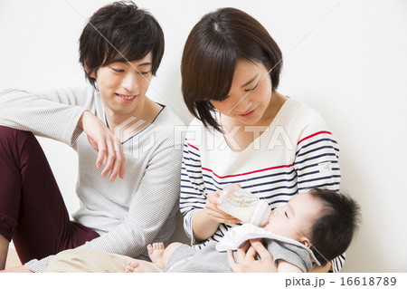 赤ちゃんにミルクをあげるお父さんとお母さん 赤ちゃんにミルクをあげるお父さんとお母さん 16618789