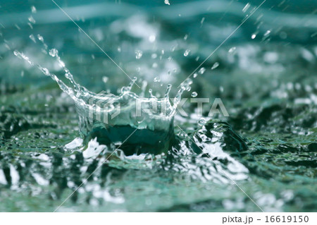 blurred Rain on water 16619150
