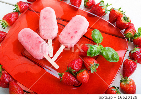 Homemade ice cream pops with fresh berries. Homemade ice cream pops with fresh berries. 16620129