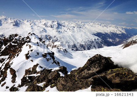 Winter snow covered mountain peaks in Austrian alps Winter snow covered mountain peaks in Austrian alps 16621343