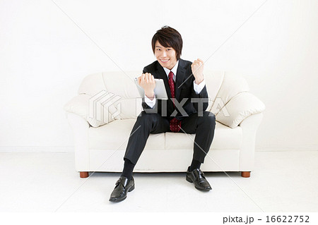 ガッツポーズ 男性 座るの写真素材