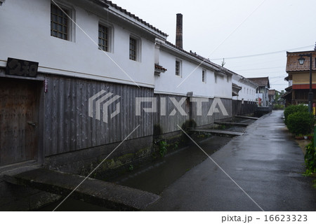 雨の赤瓦白壁土蔵群／鳥取県　倉吉市 16623323