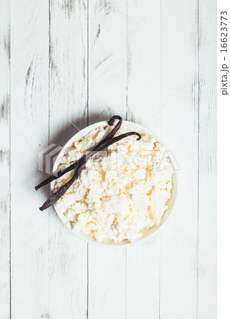 Vanilla cottage cheese 16623773