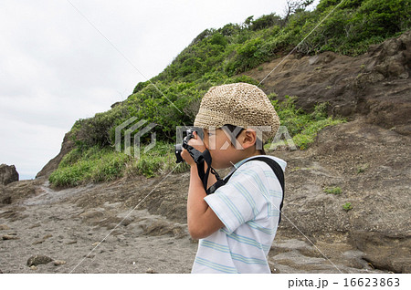 海岸で撮影する子供。小さなカメラマン（三浦半島、長浜海岸） 16623863