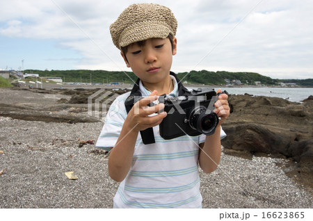 海岸で撮影する子供。小さなカメラマン（三浦半島、長浜海岸） 16623865