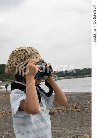 海岸で撮影する子供。小さなカメラマン（三浦半島、長浜海岸） 16623867