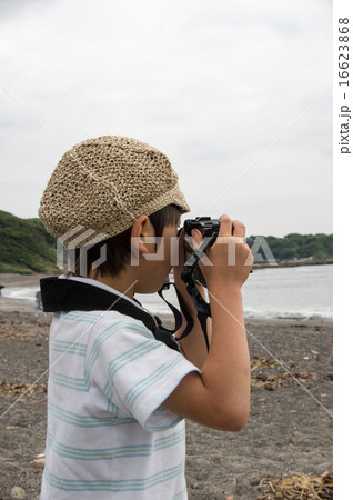 海岸で撮影する子供。小さなカメラマン（三浦半島、長浜海岸） 16623868