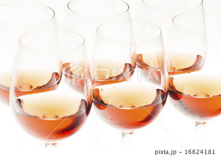 wine glasses with rose wine 16624181