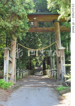 安曇野市北小倉　三社宮の鳥居 16624532