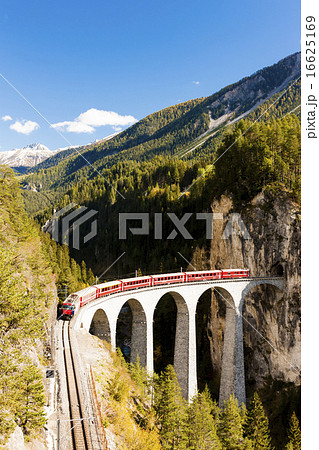 train on Rhaetian Railway, Landwasserviadukt 16625169