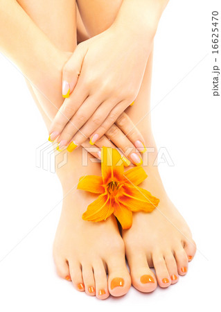 Relaxing pedicure with a orange lily flower Relaxing pedicure with a orange lily flower 16625470