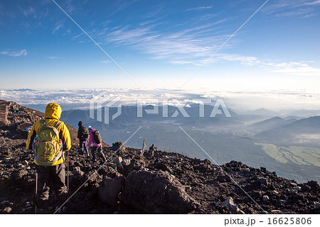 富士山　山頂の眺め 16625806