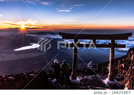 富士山　山頂　御来光 16625807