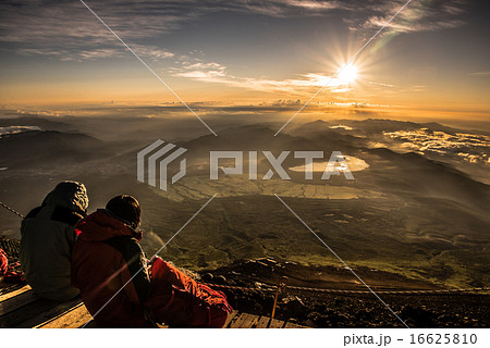 富士山　山頂　御来光を眺める 16625810
