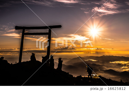 富士山 山頂 御来光 富士山 山頂 御来光 16625812