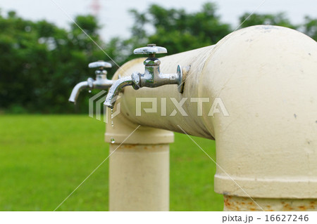 梅雨時の河川敷グラウンドの水飲み場 16627246