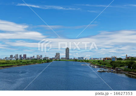 鹿浜橋より青空が広がる川口元郷の住宅街を臨む 鹿浜橋より青空が広がる川口元郷の住宅街を臨む 16627353