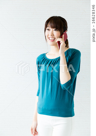 電話をかける女性 16628346