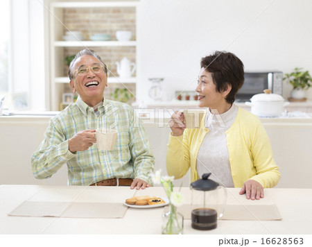 ティータイムのシニア夫婦 16628563