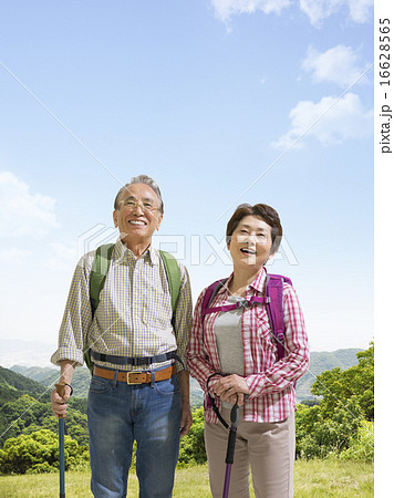 アウトドアを楽しむシニア夫婦 16628565