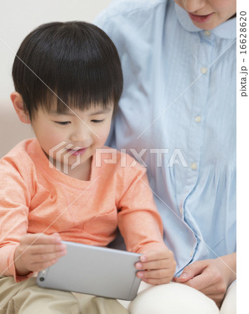 タブレットPCを見る母と子 16628620
