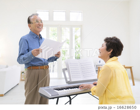 日本人のシニア夫婦 16628650