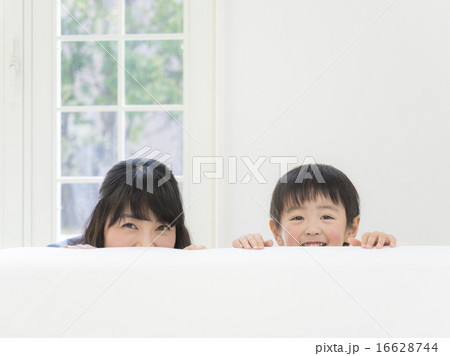 ソファから顔を出す母と子 ソファから顔を出す母と子 16628744
