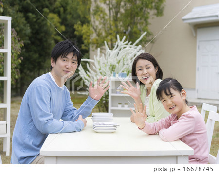 笑顔で手を振る家族 16628745