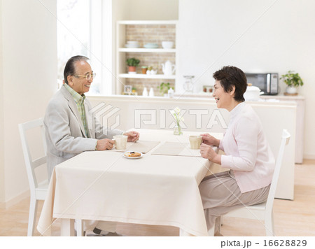 ティータイムのシニア夫婦 16628829
