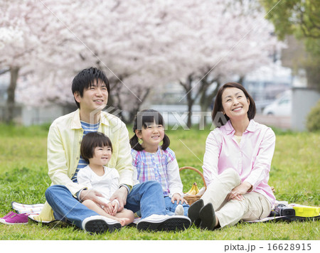 レジャーシートを広げてくつろぐ家族 16628915