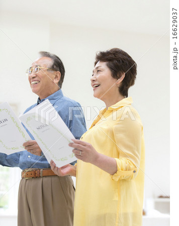 歌を歌うシニア夫婦 16629037