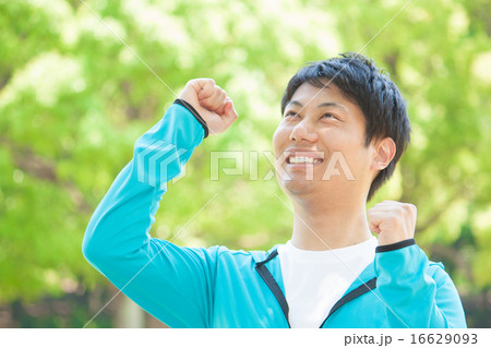 男性　スポーツ　新緑 16629093
