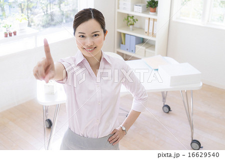 人差し指を立てるビジネスウーマン 16629540