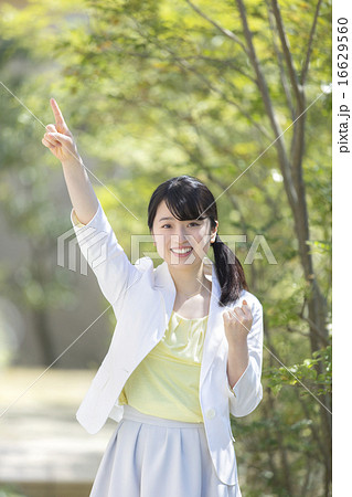 指さす女性 16629560