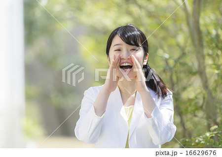 叫ぶ女性の写真素材