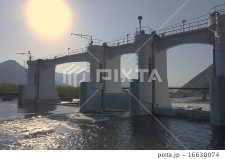 大きな太陽と千曲川埴科用水頭首工大工事完成 16630074