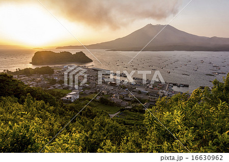 桜島の噴煙と海潟の海夕景 桜島の噴煙と海潟の海夕景 16630962