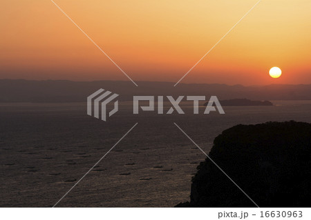 鹿児島湾に沈む夕陽 鹿児島湾に沈む夕陽 16630963