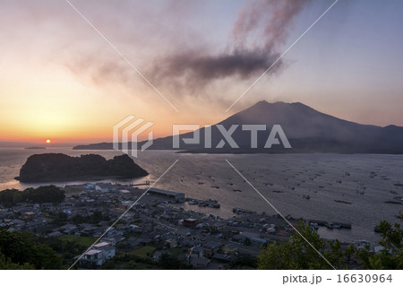 日没の桜島と海潟の海 日没の桜島と海潟の海 16630964