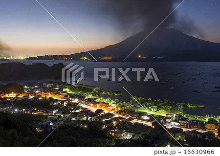 まだ明るさの残る桜島と海潟の海夜景 16630966