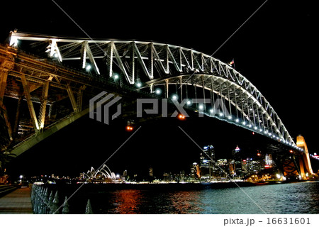 シドニー　オペラ・ハウスとハーバー・ブリッジの夜景 16631601