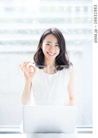 パソコンを使う女性 16631983