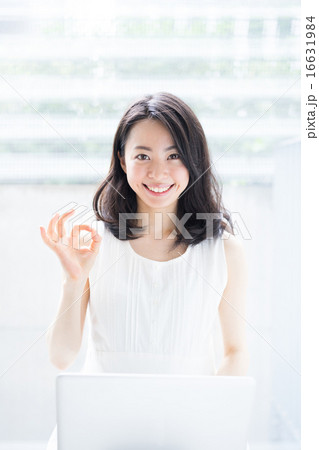 パソコンを使う女性 16631984