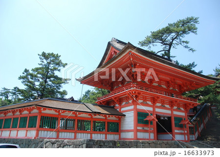 日御碕神社の「楼門」(島根県出雲市大社町日御碕) 日御碕神社の「楼門」(島根県出雲市大社町日御碕) 16633973