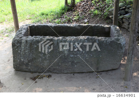 吉備路、超巨大前方後円墳「造山古墳」前方部の荒神社前に置かれた阿蘇凝灰岩製の刳抜式の「長持型石棺」 吉備路、超巨大前方後円墳「造山古墳」前方部の荒神社前に置かれた阿蘇凝灰岩製の刳抜式の「長持型石棺」 16634901