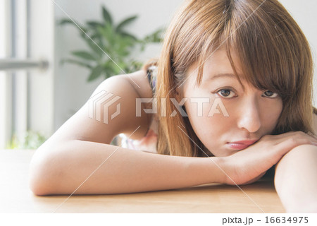 カフェでくつろぐ女性 16634975